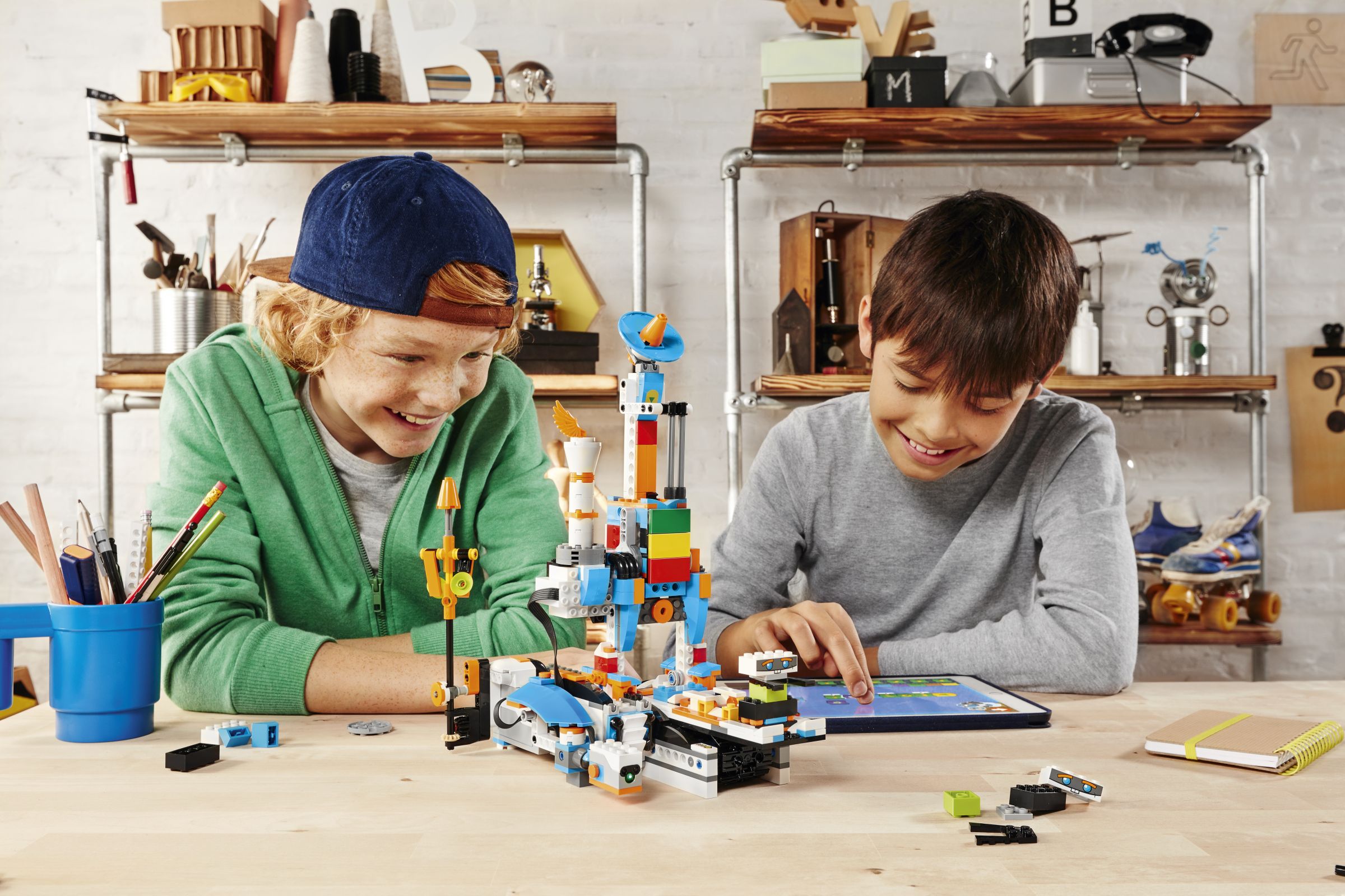 LEGO BOOST 17101 Programmierbares Roboticset LEGO_BOOST_FOTO1_AUTO_BUILDER_Vh102 2.jpg
